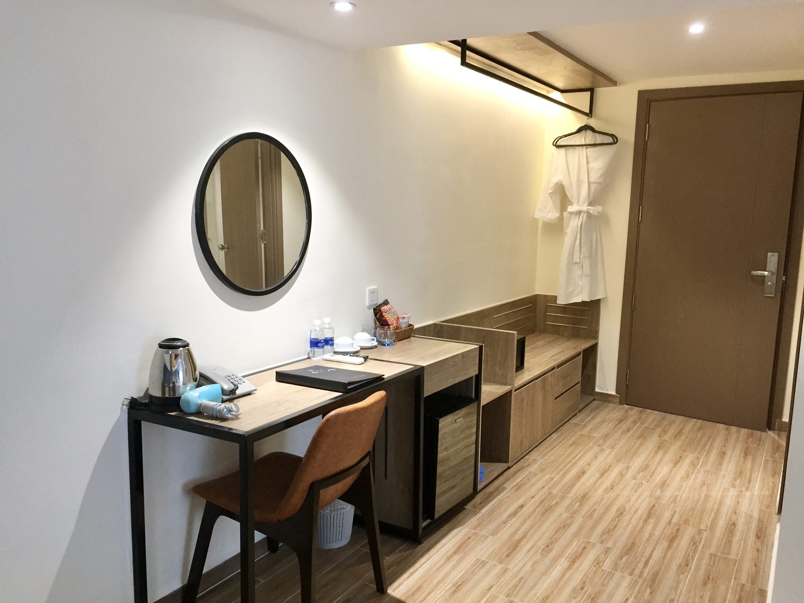 Góc bàn trang điểm gương tròn