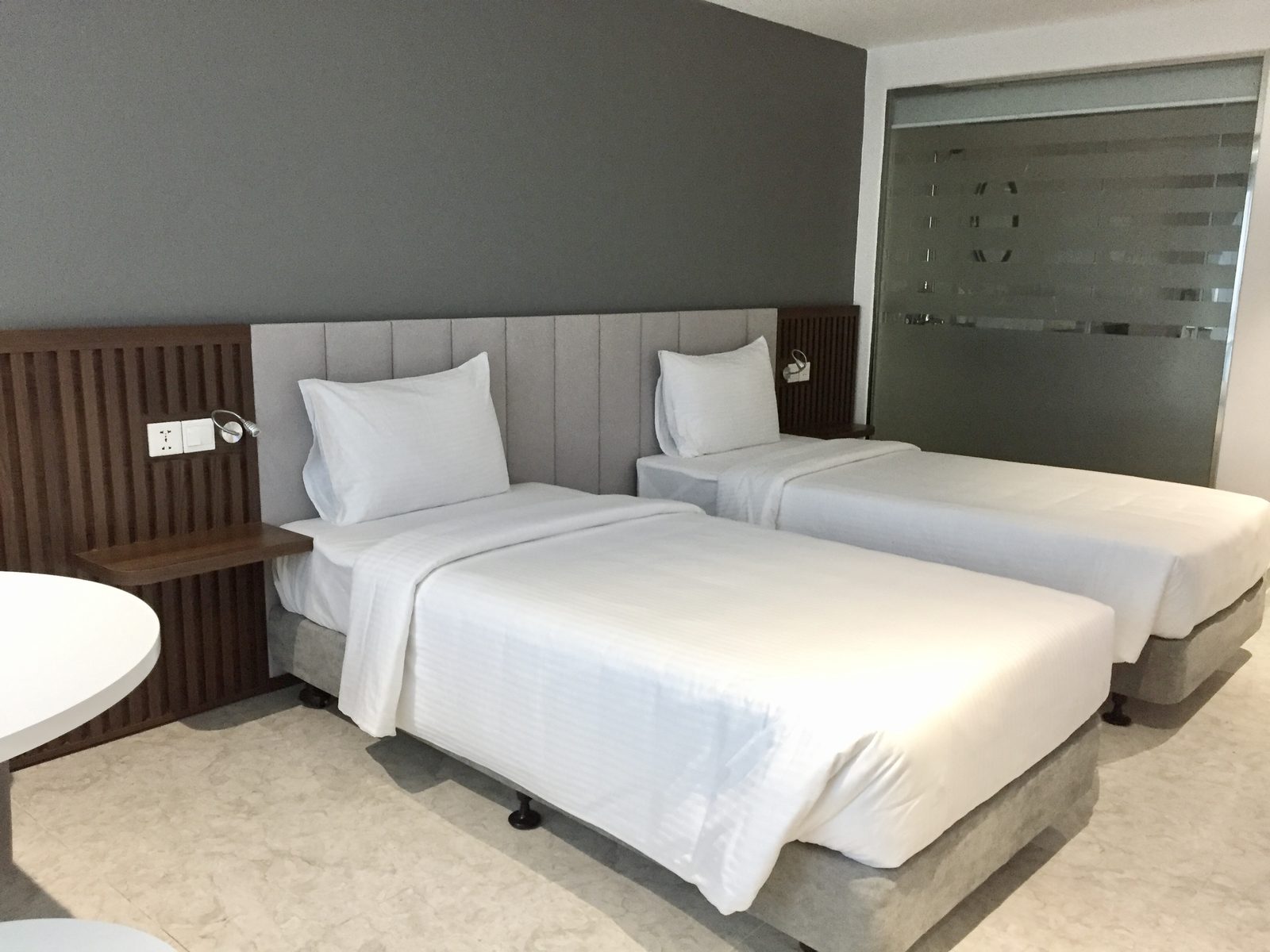 Phòng đôi giường trắng hiện đại