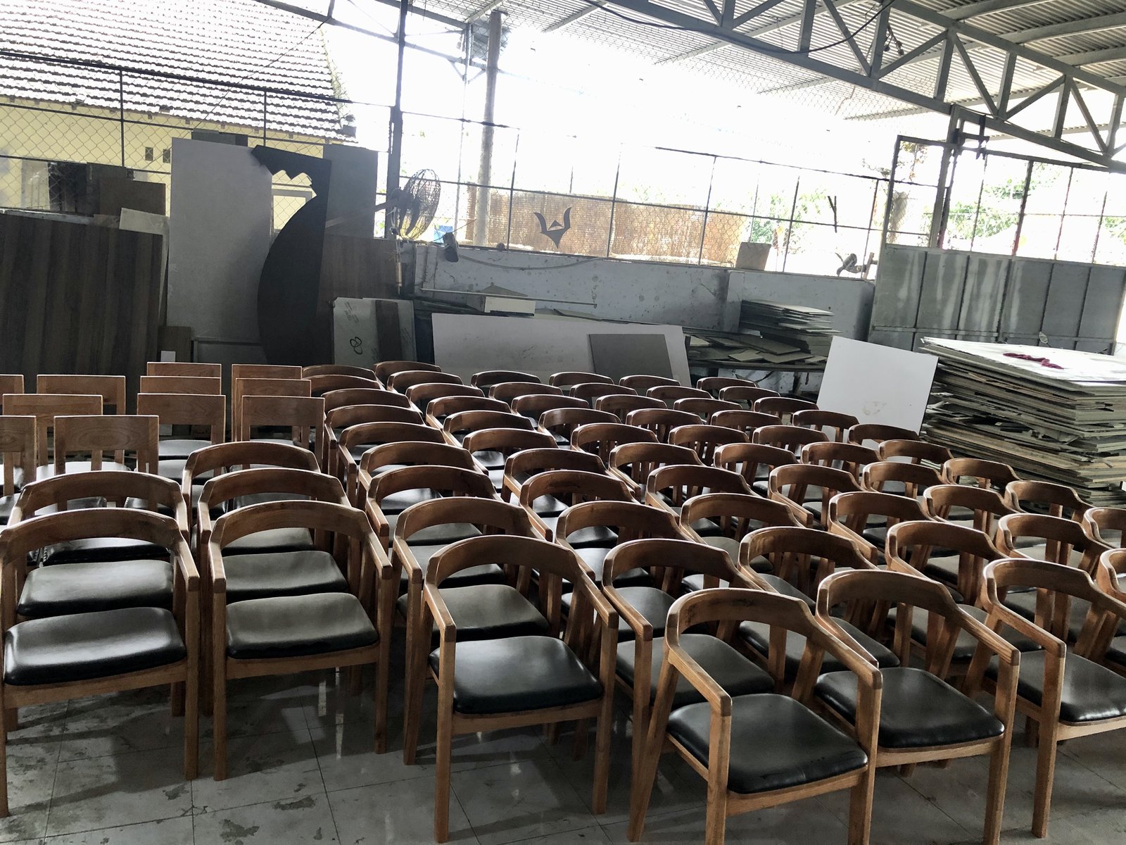 Ghế gỗ thành phẩm tại xưởng sản xuất Vũ Kim Gia