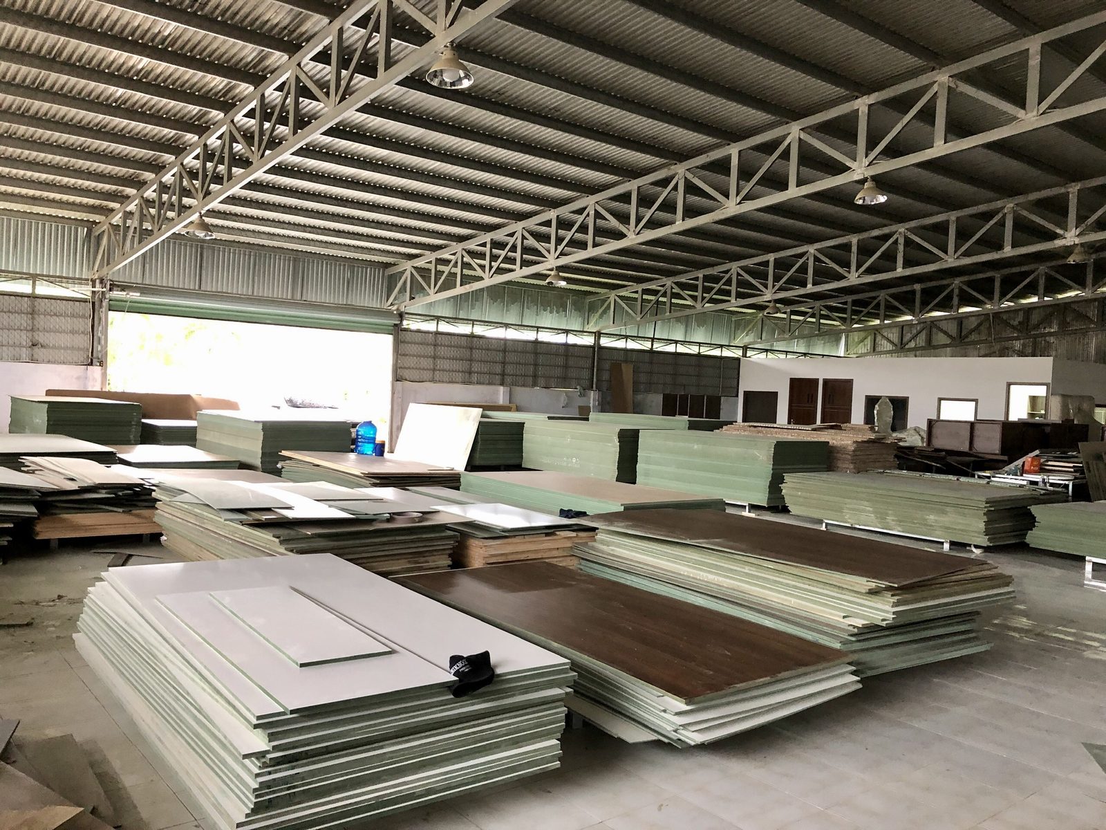 Kho vật tư, ván gỗ tại xưởng sản xuất Vũ Kim Gia